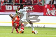 2. Bundesliga - Fußball - 1. FC Kaiserslautern - FC Ingolstadt 04 - Roger de Oliveira Bernardo (8, FCI) am Ball hinten Markus Karl (1.FCK 37)