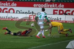 2. Bundesliga - Fußball - SpVgg Greuther Fürth - FC Ingolstadt 04 - Flugkopfball von links Moritz Hartmann (9 - FC Ingolstadt 04) trifft Torwart Wolfgang Hesl (GF). mitte Stefan Thesker (GF)