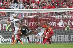 2. Bundesliga - Fußball - 1. FC Kaiserslautern - FC Ingolstadt 04 - Ball vor dem Tor Torwart Tobias Sippel (1.FCK 1) und Tobias Levels (28, FCI)