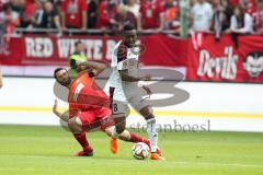 2. Bundesliga - Fußball - 1. FC Kaiserslautern - FC Ingolstadt 04 - Roger de Oliveira Bernardo (8, FCI) am Ball hinten Markus Karl (1.FCK 37)