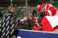 2. Bundesliga - Fußball - SpVgg Greuther Fürth - FC Ingolstadt 04 - Torwart Ramazan Özcan (1 - FC Ingolstadt 04) begrüßt die mitgereisten Fans