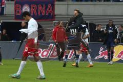 2. Bundesliga - RB Leipzig - FC Ingolstadt 04 - Sieg in Leipzig Cheftrainer Ralph Hasenhüttl feiert das mit Torschütze Pascal Groß (10)