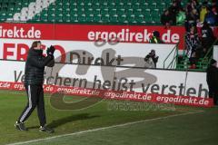 2. Bundesliga - Fußball - SpVgg Greuther Fürth - FC Ingolstadt 04 - Cheftrainer Ralph Hasenhüttl (FC Ingolstadt 04) lässt sich von den Fans feiern Sieg