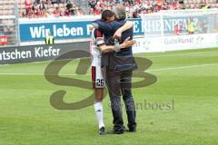 2. Bundesliga - Fußball - 1. FC Kaiserslautern - FC Ingolstadt 04 - 1:1 Unentschieden, Spiel ist aus, Vorsitzender des Vorstandes Peter Jackwerth (FCI) umarmt Ralph Gunesch (26, FCI)