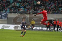 2. Bundesliga - RB Leipzig - FC Ingolstadt 04 - Torwart Leipzig Fabio Coltorti rettet den Ball mit dem Kopf vor links Mathew Leckie (7)