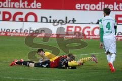 2. Bundesliga - Fußball - SpVgg Greuther Fürth - FC Ingolstadt 04 - Flugkopfball von links Moritz Hartmann (9 - FC Ingolstadt 04) trifft Torwart Wolfgang Hesl (GF). rechts Stefan Thesker (GF)