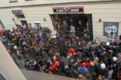 2. Bundesliga - FC Ingolstadt 04 - Saison 2014/2015 - Eröffnung 1. Fanshop in der Stadtmitte in Ingolstadt - Großer Andrang, Autogramme, Selfies, Fans