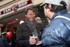 2. Bundesliga - FC Ingolstadt 04 - Saison 2014/2015 - Eröffnung 1. Fanshop in der Stadtmitte in Ingolstadt - Großer Andrang, Autogramme, Fans, Cheftrainer Ralph Hasenhüttl