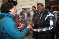 2. Bundesliga - FC Ingolstadt 04 - Saison 2014/2015 - Eröffnung 1. Fanshop in der Stadtmitte in Ingolstadt - Großer Andrang, Autogramme, Selfies, Fans, Fotos, Roger de Oliveira Bernardo (8)