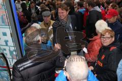 2. Bundesliga - FC Ingolstadt 04 - Saison 2014/2015 - Eröffnung 1. Fanshop in der Stadtmitte in Ingolstadt - Großer Andrang vor Eröffnung, Bus mit kompletter Mannschaft kommt, Cheftrainer Ralph Hasenhüttl begrüßt Vorsitzender des Vorstandes Peter Jackwert