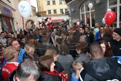 2. Bundesliga - FC Ingolstadt 04 - Saison 2014/2015 - Eröffnung 1. Fanshop in der Stadtmitte in Ingolstadt - Großer Andrang, Autogramme, Selfies, Fans, mitte Cheftrainer Ralph Hasenhüttl umringt