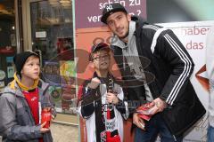 2. Bundesliga - FC Ingolstadt 04 - Saison 2014/2015 - Eröffnung 1. Fanshop in der Stadtmitte in Ingolstadt - Großer Andrang, Autogramme, Selfies, Fans, Fotos, Tomas Pekhart (11)