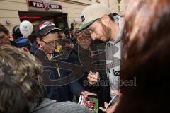 2. Bundesliga - FC Ingolstadt 04 - Saison 2014/2015 - Eröffnung 1. Fanshop in der Stadtmitte in Ingolstadt - Großer Andrang, Autogramme, Selfies, Fans, Moritz Hartmann (9)