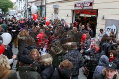 2. Bundesliga - FC Ingolstadt 04 - Saison 2014/2015 - Eröffnung 1. Fanshop in der Stadtmitte in Ingolstadt - Großer Andrang, Autogramme, Selfies, Fans, Fotos