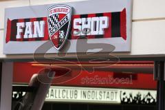 2. Bundesliga - FC Ingolstadt 04 - Saison 2014/2015 - Eröffnung 1. Fanshop in der Stadtmitte in Ingolstadt - Großer Andrang, Autogramme, Selfies, Fans, Fotos