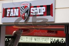 2. Bundesliga - FC Ingolstadt 04 - Saison 2014/2015 - Eröffnung 1. Fanshop in der Stadtmitte in Ingolstadt - Großer Andrang, Autogramme, Selfies, Fans, Fotos