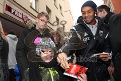 2. Bundesliga - FC Ingolstadt 04 - Saison 2014/2015 - Eröffnung 1. Fanshop in der Stadtmitte in Ingolstadt - Großer Andrang, Autogramme, Selfies, Fans, Marvin Matip (34)