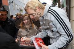 2. Bundesliga - FC Ingolstadt 04 - Saison 2014/2015 - Eröffnung 1. Fanshop in der Stadtmitte in Ingolstadt - Großer Andrang, Autogramme, Selfies, Fans, Fotos, Leon Jessen (2)