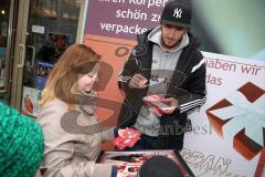 2. Bundesliga - FC Ingolstadt 04 - Saison 2014/2015 - Eröffnung 1. Fanshop in der Stadtmitte in Ingolstadt - Großer Andrang, Autogramme, Selfies, Fans, Fotos, Tomas Pekhart (11)