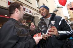 2. Bundesliga - FC Ingolstadt 04 - Saison 2014/2015 - Eröffnung 1. Fanshop in der Stadtmitte in Ingolstadt - Großer Andrang, Autogramme, Selfies, Fans, Marvin Matip (34)