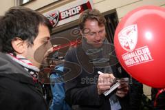 2. Bundesliga - FC Ingolstadt 04 - Saison 2014/2015 - Eröffnung 1. Fanshop in der Stadtmitte in Ingolstadt - Großer Andrang, Autogramme, Fans, Cheftrainer Ralph Hasenhüttl