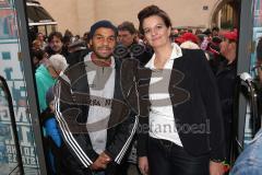 2. Bundesliga - FC Ingolstadt 04 - Saison 2014/2015 - Eröffnung 1. Fanshop in der Stadtmitte in Ingolstadt - Kapitän Marvin Matip (34) schneidet mit Simone Stanglmeier (Stanglmeier Touristik) das band durch