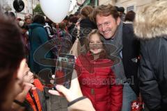 2. Bundesliga - FC Ingolstadt 04 - Saison 2014/2015 - Eröffnung 1. Fanshop in der Stadtmitte in Ingolstadt - Großer Andrang, Autogramme, Selfies, Fans, Fotos, Cheftrainer Ralph Hasenhüttl