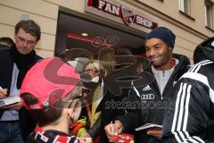 2. Bundesliga - FC Ingolstadt 04 - Saison 2014/2015 - Eröffnung 1. Fanshop in der Stadtmitte in Ingolstadt - Großer Andrang, Autogramme, Selfies, Fans, Marvin Matip (34), links Co-Trainer Michael Henke