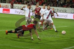 2. Bundesliga - Fußball - FC Ingolstadt 04 - 1. FC Nürnberg - Alfredo Morales (6, FCI) köpft zum Tor, Schäfer, Raphael (1.FCN 1) hält den Ball, große Chance