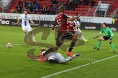 2. Bundesliga - FC Ingolstadt 04 - Erzgebirge Aue - Lukas Hinterseer (16) gefährlich am Tor und wird gestört