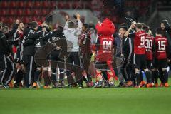 2. Bundesliga - Fußball - FC Ingolstadt 04 - Fortuna Düsseldorf - Sieg 3:2 Jubel Team feiert auf dem Platz, mitte Marvin Matip (34, FCI)