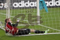 2. Bundesliga - FC Ingolstadt 04 - VfL Bochum - Torchance, Moritz Hartmann (9) landet unsanft im Tornetz