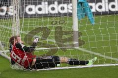 2. Bundesliga - FC Ingolstadt 04 - VfL Bochum - Torchance, Moritz Hartmann (9) landet unsanft im Tornetz