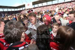 2. Bundesliga - Fußball - FC Ingolstadt 04 - RB Leipzig - Spiel ist aus Sieg Aufstieg in die 1. BL, Fans auf den Spielfeld, Cheftrainer Ralph Hasenhüttl (FCI)