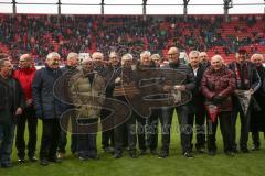 2. Bundesliga - FC Ingolstadt 04 - VfL Bochum - Pokal Deutsche Amateurmeisterschaft, komplette Mannschaft, Ehrung durch Vorsitzender des Vorstandes Peter Jackwerth und Martin Wagener