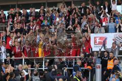 2. Bundesliga - Fußball - FC Ingolstadt 04 - RB Leipzig - Spiel ist aus Sieg Aufstieg in die 1. BL, Fans auf den Spielfeld, Spieler feiern, Meisterschale Balkon im Sportpark