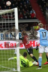 2. Bundesliga - Fußball - FC Ingolstadt 04 - TSV 1860 München - Torwart 1860 Vitus Eicher kann parieren vor Moritz Hartmann (9, FCI)
