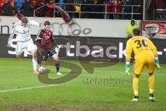 2. BL - FC Ingolstadt 04 - FC St. Pauli - mitte Mathew Leckie (7) links Lasse Sobiech (StP), Torwart Robin Himmelmann (StP)