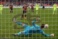 2. Bundesliga - Fußball - FC Ingolstadt 04 - Fortuna Düsseldorf - Alfredo Morales (6, FCI) verschießt den Elfmeter, Torwart Michael Rensing (Fortuna 1) hält den Ball