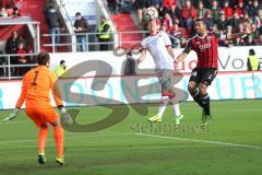 2. BL - FC Ingolstadt 04 - 1. FC Kaiserslautern - Torwart Tobias Sippel, Chris Löwe am Ball und rechts Marvin Matip (34)
