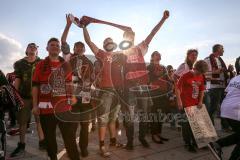 2. Bundesliga - Fußball - FC Ingolstadt 04 - RB Leipzig - Spiel ist aus Sieg Aufstieg in die 1. BL, Fans feiern vor dem Sportpark