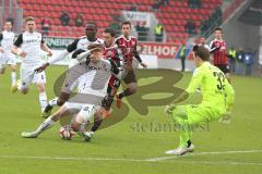 2. Bundesliga - Fußball - FC Ingolstadt 04 - SV Sandhausen - mitte Mathew Leckie (7, FCI) wird von dem Tor unsaft gestopt, Torwart SV Manuel Riemann