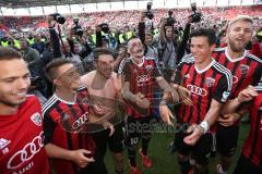 2. Bundesliga - Fußball - FC Ingolstadt 04 - RB Leipzig - Spiel ist aus Sieg Aufstieg in die 1. BL, Fans auf den Spielfeld, Spieler feiern Bierduschen Alfredo Morales (6, FCI) Pascal Groß (10, FCI)