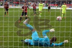 2. Bundesliga - Fußball - FC Ingolstadt 04 - Fortuna Düsseldorf - Alfredo Morales (6, FCI) verschießt den Elfmeter, Torwart Michael Rensing (Fortuna 1) hält den Ball