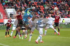 2. Bundesliga - Fußball - FC Ingolstadt 04 - FSV Frankfurt - Kopfball Marvin Matip (34, FCI), Torwart Frankfurt Patric Kalndt klärt