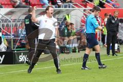 2. Bundesliga -  Saison 2014/2015 - FC Ingolstadt 04 - SpVgg Greuther Fürth - Spiel ist aus Sieg 2:0, Cheftrainer Ralph Hasenhüttl jubelt