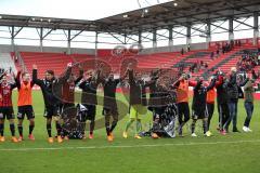 2. Bundesliga - Fußball - FC Ingolstadt 04 - FSV Frankfurt - Team feiert vor den Fans Jubel Sieg
