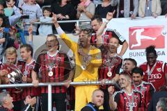 2. Bundesliga - Fußball - FC Ingolstadt 04 - RB Leipzig - Spiel ist aus Sieg Aufstieg in die 1. BL, Fans auf den Spielfeld, Spieler feiern, Meisterschale Balkon im Sportpark Torwart Ramazan Özcan (1, FCI) am Mikrofon