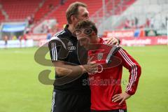 2. Bundesliga - FC Ingolstadt 04 - SV Darmstadt 98 - Cheftrainer Ralph Hasenhüttl gratuliert Karl-Heinz Lappe (25) Torschütze zum 2:2