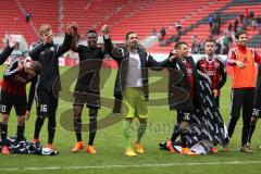 2. Bundesliga - Fußball - FC Ingolstadt 04 - FSV Frankfurt - Team feiert vor den Fans Jubel Sieg Roger de Oliveira Bernardo (8, FCI) Torwart Ramazan Özcan (1, FCI)